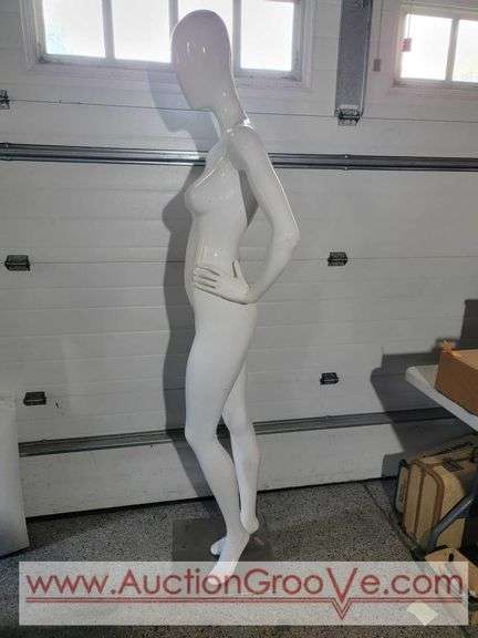 Life Size Model Mannequin. Removable Magnitic Arms. 70 x 24 x 15. XAB