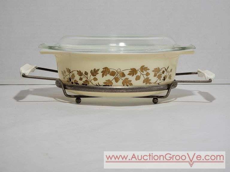 PYREX Golden Acorn 1 1/2 qt Casserole Dish with Holder. XSJ