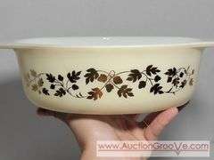 PYREX Golden Acorn 1 1/2 qt Casserole Dish with Holder. XSJ