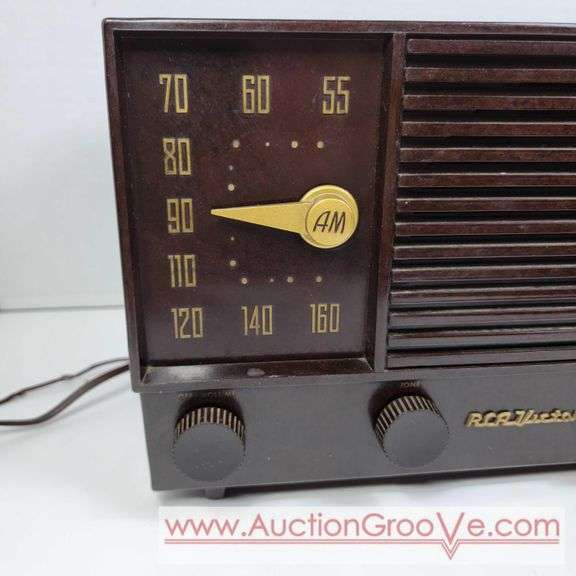 RCA Victor Radio. Model 2 -XF - 91. Only AM Radio appears to work. 13.5 x 7 x 8. A