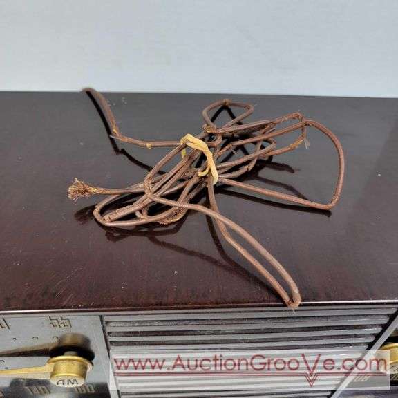 RCA Victor Radio. Model 2 -XF - 91. Only AM Radio appears to work. 13.5 x 7 x 8. A