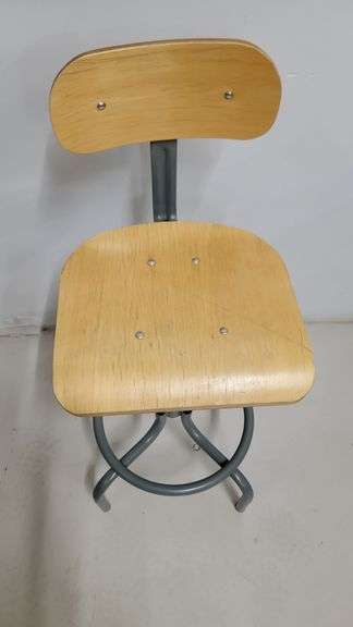 You are bidding on a Single, Swivel, Contoured Plywood, Adjustable Height Stools Chair by INTERION. 

More available in this auction.

Used and fully functional. See photos for details. 

From Company