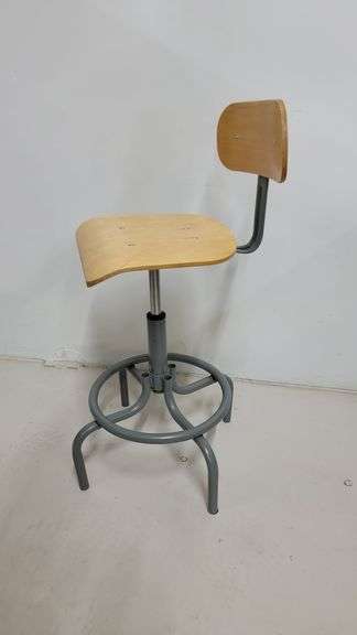 You are bidding on a Single, Swivel, Contoured Plywood, Adjustable Height Stools Chair by INTERION. 

More available in this auction.

Used and fully functional. See photos for details. 

From Company