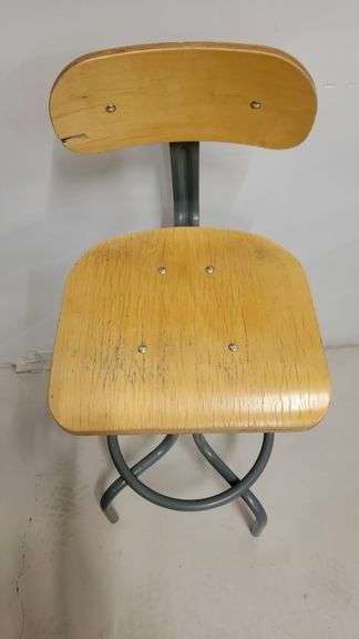 You are bidding on a Single, Swivel, Contoured Plywood, Adjustable Height Stools Chair by INTERION. 

More available in this auction.

Used and fully functional. See photos for details. 

From Company