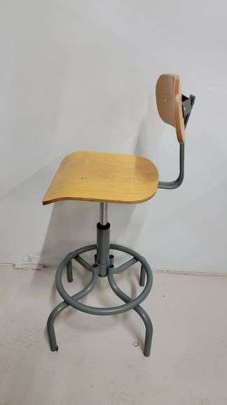 You are bidding on a Single, Swivel, Contoured Plywood, Adjustable Height Stools Chair by INTERION. 

More available in this auction.

Used and fully functional. See photos for details. 

From Company
