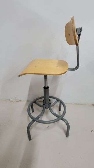 PHOTO ISTHE EXACT STOOL FOR THIS LOT. ADDDED MULTIPLE PHOTOS OF EACH STOOL IN THE LOTS 7/27/25
