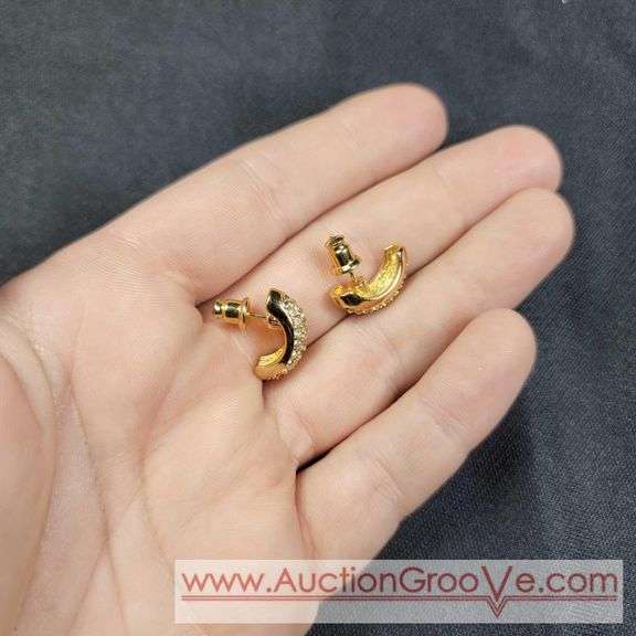 Gold Tone Earrings. T5