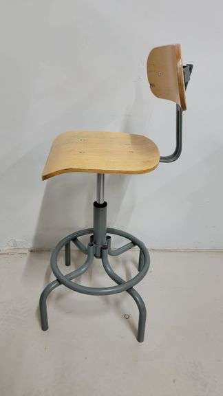 You are bidding on a Single, Swivel, Contoured Plywood, Adjustable Height Stools Chair by INTERION. 

More available in this auction.

Used and fully functional. See photos for details. 

From Company
