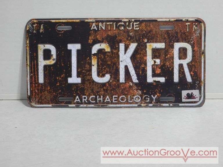 Antique Picker Decoratove Plate. A4
