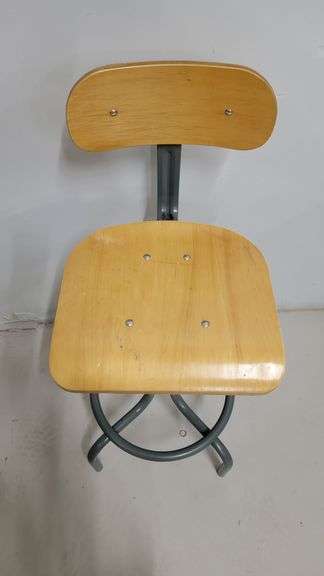 You are bidding on a Single, Swivel, Contoured Plywood, Adjustable Height Stools Chair by INTERION. 

More available in this auction.

Used and fully functional. See photos for details. 

From Company