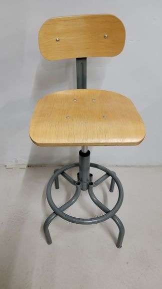 You are bidding on a Single, Swivel, Contoured Plywood, Adjustable Height Stools Chair by INTERION. 

More available in this auction.

Used and fully functional. See photos for details. 

From Company