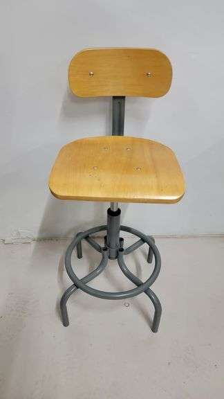 You are bidding on a Single, Swivel, Contoured Plywood, Adjustable Height Stools Chair by INTERION. 

More available in this auction.

Used and fully functional. See photos for details. 

From Company