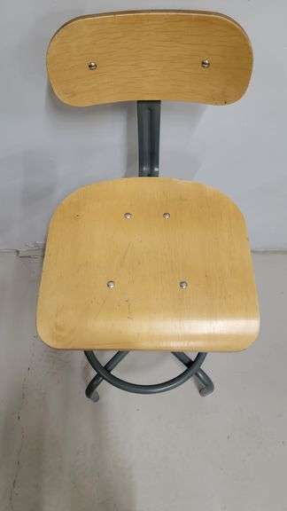 You are bidding on a Single, Swivel, Contoured Plywood, Adjustable Height Stools Chair by INTERION. 

More available in this auction.

Used and fully functional. See photos for details. 

From Company