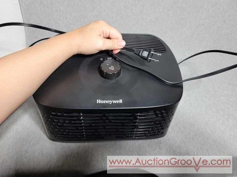 Honeywell True HEPA Tabletop Portable Air Purifier, model HPA020B. T4