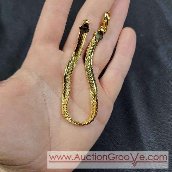Gold Tone Bracelet. T5