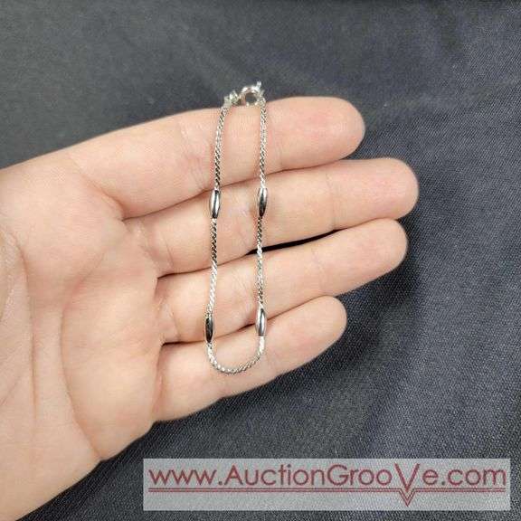 Silver Tone Avon Bracelet. T5