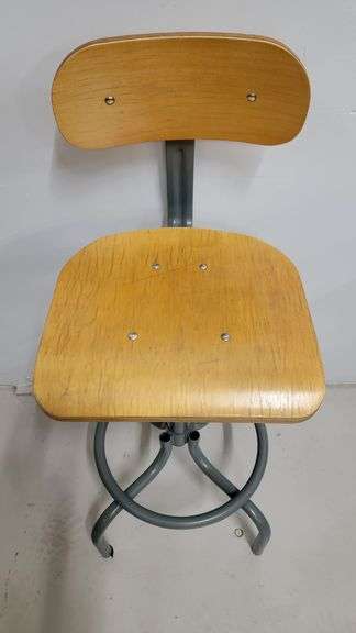 You are bidding on a Single, Swivel, Contoured Plywood, Adjustable Height Stools Chair by INTERION. 

More available in this auction.

Used and fully functional. See photos for details. 

From Company