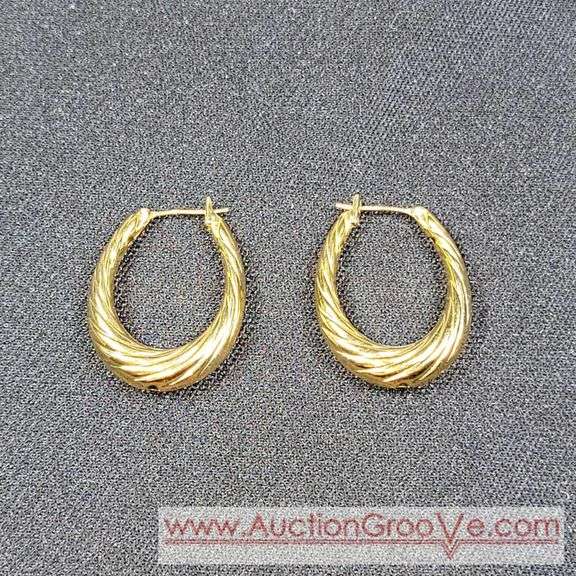Napier Gold Tone Hoop Earrings. T5