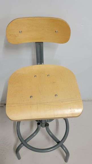 You are bidding on a Single, Swivel, Contoured Plywood, Adjustable Height Stools Chair by INTERION. 

More available in this auction.

Used and fully functional. See photos for details. 

From Company