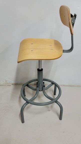 You are bidding on a Single, Swivel, Contoured Plywood, Adjustable Height Stools Chair by INTERION. 

More available in this auction.

Used and fully functional. See photos for details. 

From Company