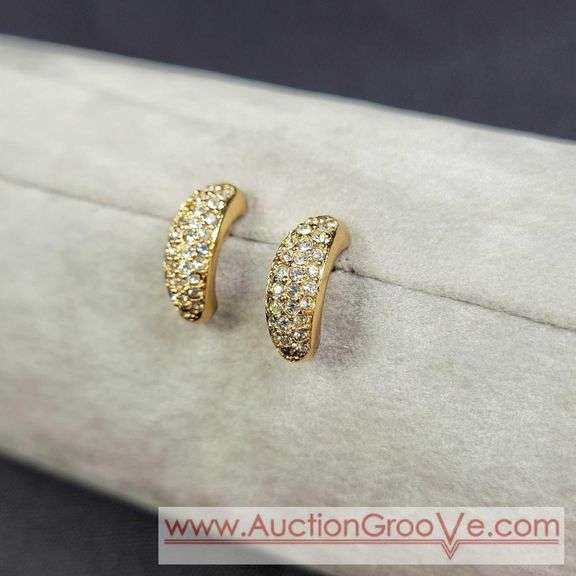 Gold Tone Earrings. T5