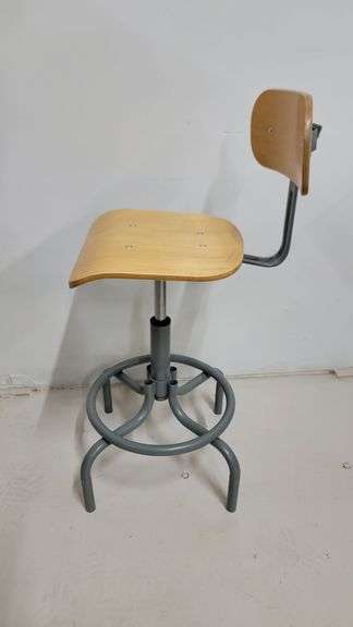 You are bidding on a Single, Swivel, Contoured Plywood, Adjustable Height Stools Chair by INTERION. 

More available in this auction.

Used and fully functional. See photos for details. 

From Company