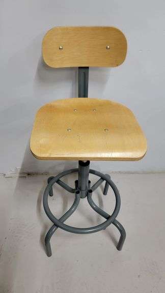 You are bidding on a Single, Swivel, Contoured Plywood, Adjustable Height Stools Chair by INTERION. 

More available in this auction.

Used and fully functional. See photos for details. 

From Company