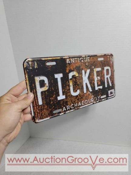 Antique Picker Decoratove Plate. A4