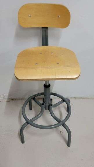 You are bidding on a Single, Swivel, Contoured Plywood, Adjustable Height Stools Chair by INTERION. 

More available in this auction.

Used and fully functional. See photos for details. 

From Company