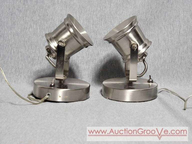 Pair of Hampton Bay Accent Lights. Perfect for adding a dramatic affect to your art work or decor. B3