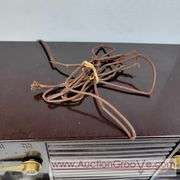 RCA Victor Radio. Model 2 -XF - 91. Only AM Radio appears to work. 13.5 x 7 x 8. A
