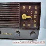 RCA Victor Radio. Model 2 -XF - 91. Only AM Radio appears to work. 13.5 x 7 x 8. A