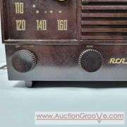 RCA Victor Radio. Model 2 -XF - 91. Only AM Radio appears to work. 13.5 x 7 x 8. A