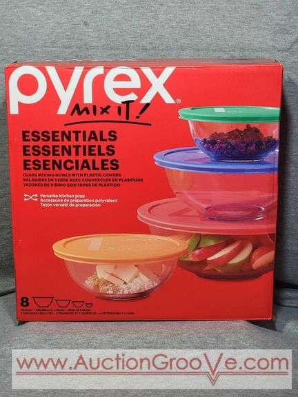 Pyrex 8 Piece Set. New in box. 4 Bowls 4 Lids. B