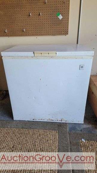 General Electric Chest Freezer. Looks like a 7 cubic foot +/- but that's a guesstimate. Thermometers inside read below 20°.Seems to keep things solidly ffrozen.Bring help to load from garage. GS