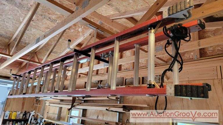 WERNER 24 FOOT FIBERGLASS EXTENSION LADDER. GC