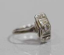 18kt WHITE GOLD / ART DECO DIAMOND RING