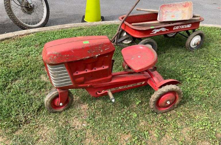 Western Flyer Pedal Tractor, metal sest, good tires, Missing the steering wheel, from Loudoun
