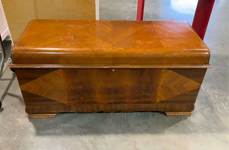 Vintage Lane Cedar Chest. Altavista Va with original tags. 46”w X20x21