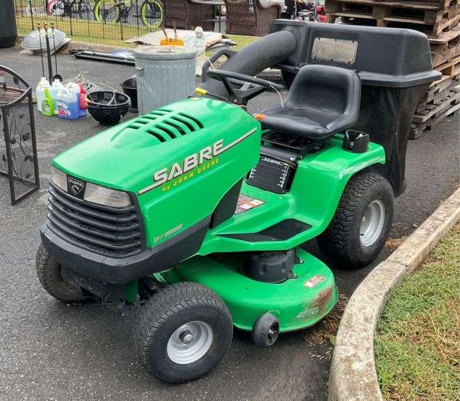 Sabre by John Deere Riding Mower, with grass catch system, Running