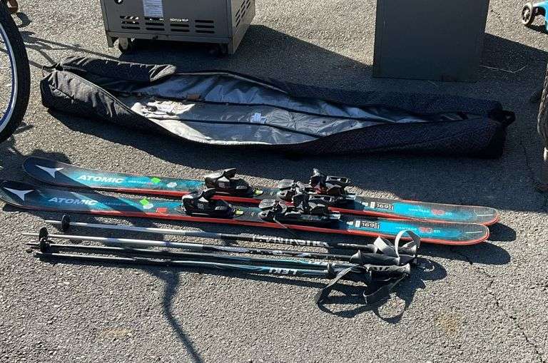 atomic vantage 90cti skis and sticks with carrying case,more pair of stick has broken tips