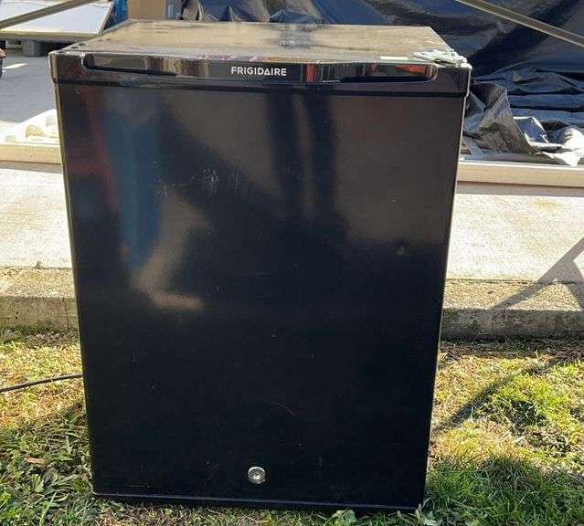 Frigidaire mini fridge, tested and working, great for a college dorm and man cave