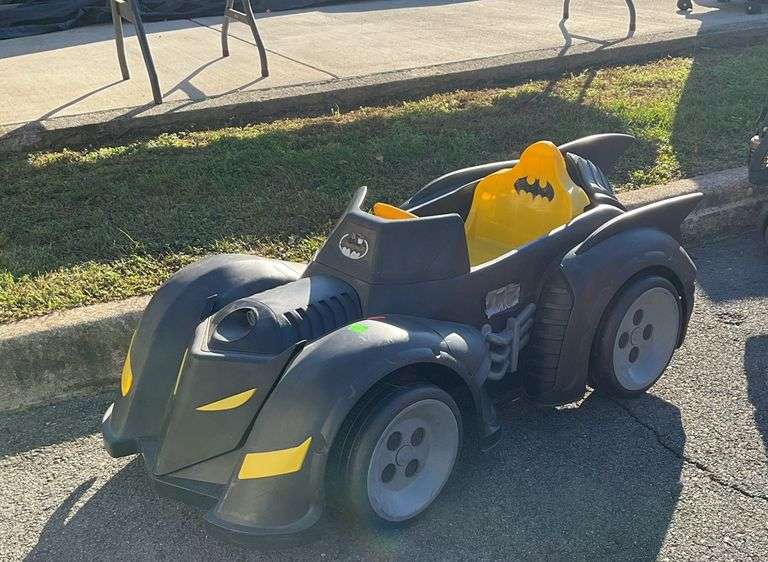 Battery powered Batmobile kids car, tested and working, does not have a charger with item