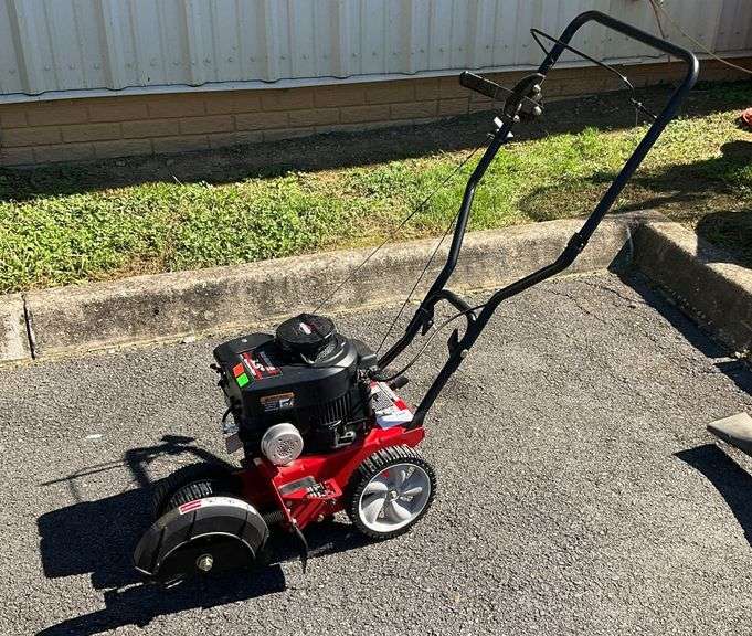 Yard machines edger, 3.5HP, powered by Briggs and Stratton, tested and working
