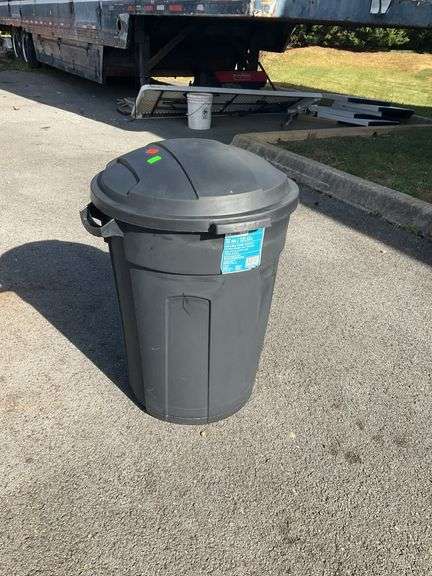 Blue Hawk trashcan, 32gal, like new condition, lid is a little warped