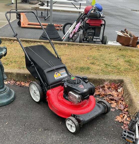 Yard machines, lawnmower, 21”cutting width, 5.5HP, 140cc, grass catcher, tested and working