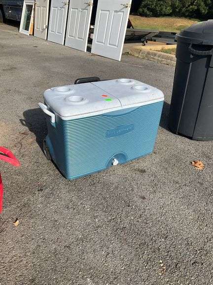 Rubbermaid cooler, two poly drop handles, 4- 2”deep cup holders, mobile