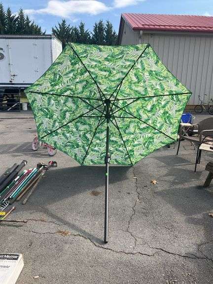 Patio umbrella, green leaf design, 9’dia, crank handle, tilt action, no holes