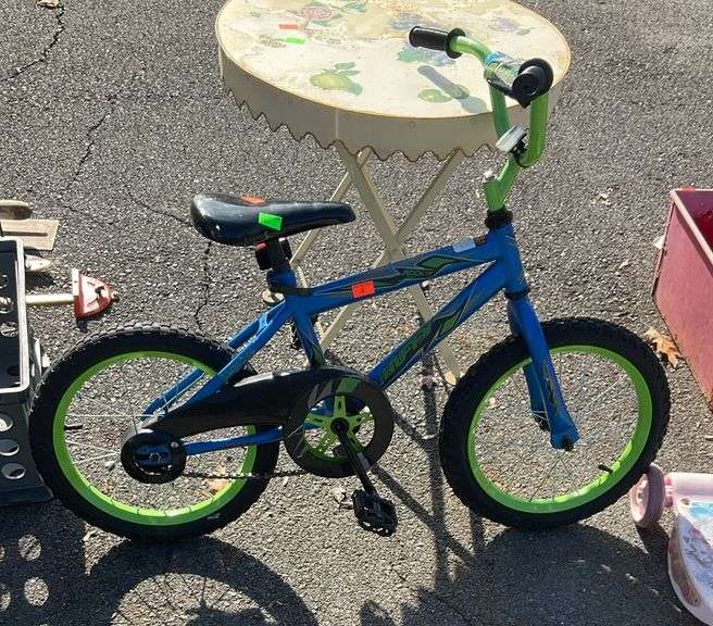 Huffy kids bike, rock it ed., brakes work but tires need air