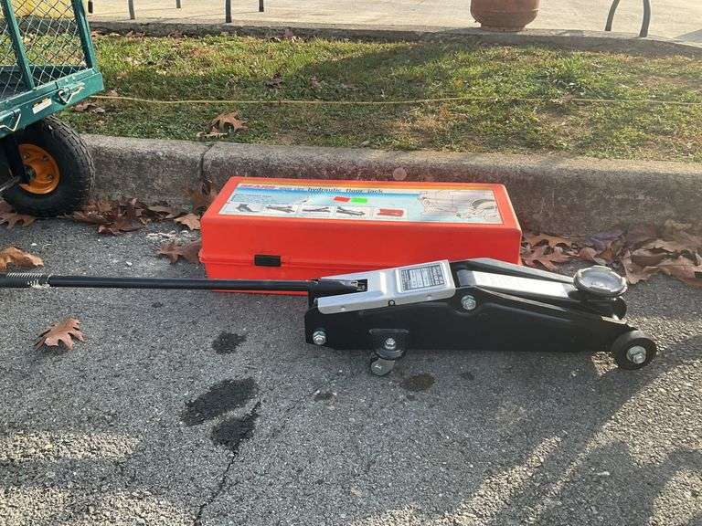 Hydraulic floor jack, 4000LBs capacity, 5”to 15”H,swivel saddle, tested and working